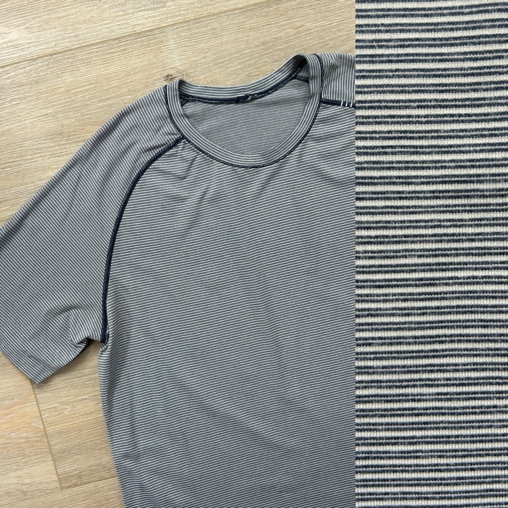 Lululemon Large Metal Vent Tech T-Shirt Navy Blue Stripes Performance**